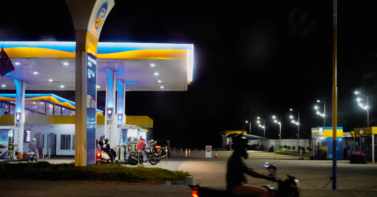 Pessoa calculando custo de combustível no posto de gasolina