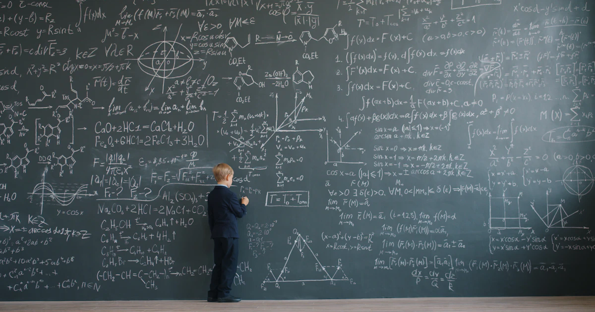 Calculadora e caderno com cálculos matemáticos de proporção