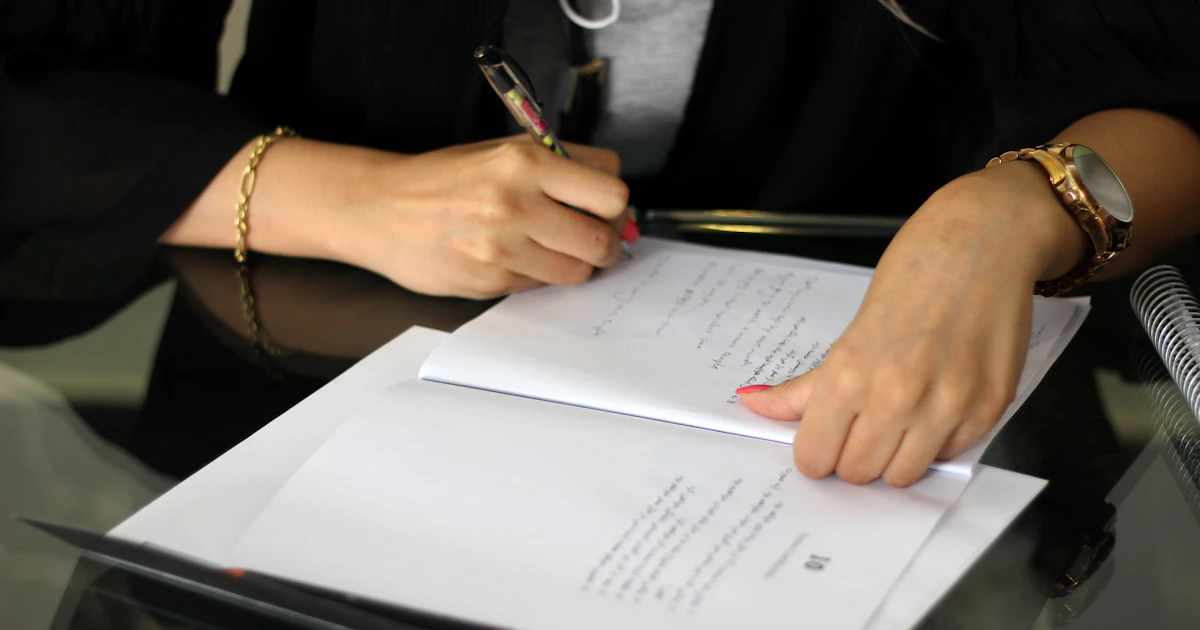Comparação entre contratos PJ e CLT em uma reunião de trabalho