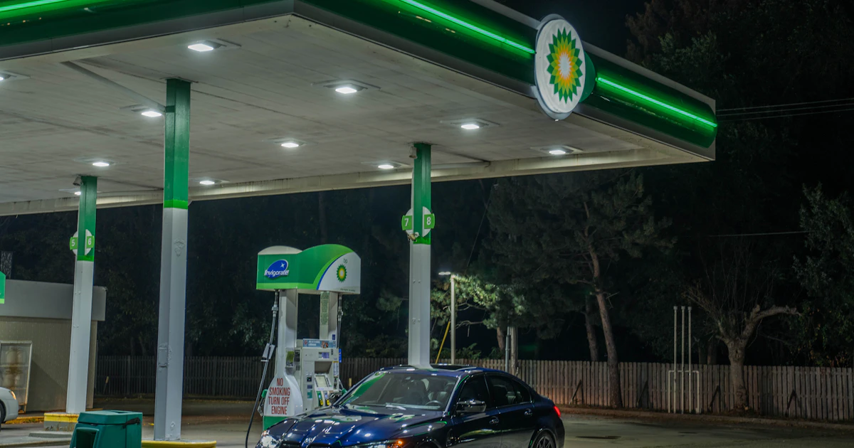 Painel de preços de combustível em posto de gasolina